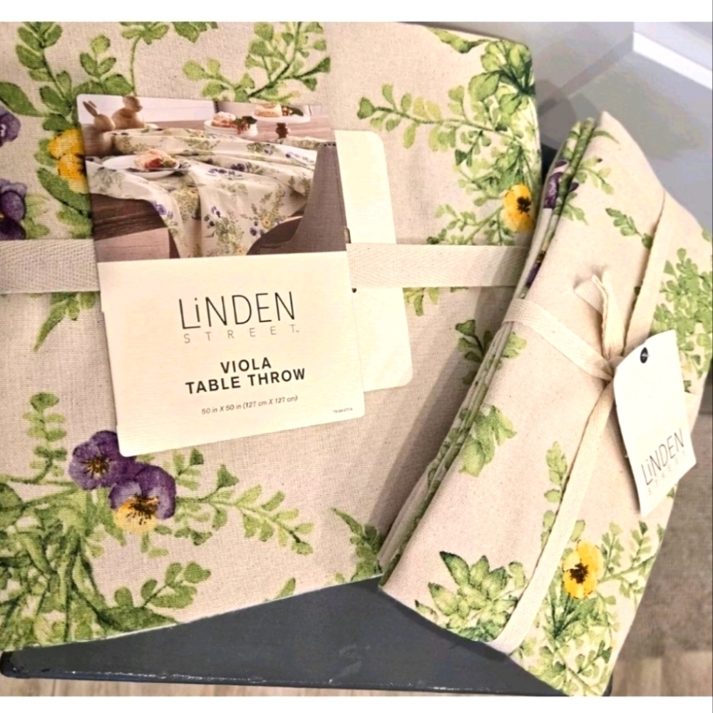 Linden Street Floral Table Throw 50x50 And 4 Matching Napkins SET MSP$74